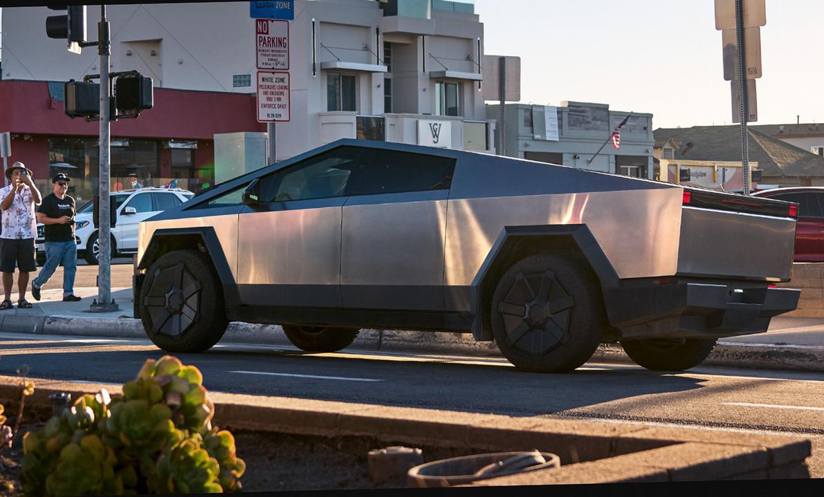 Ви зараз переглядаєте Електричний пікап Tesla Cybertruck отримав перше велике оновлення: що змінилось