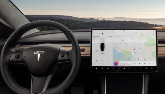 Несправність може побачити кожен: Tesla відкликає 2 мільйони електромобілів