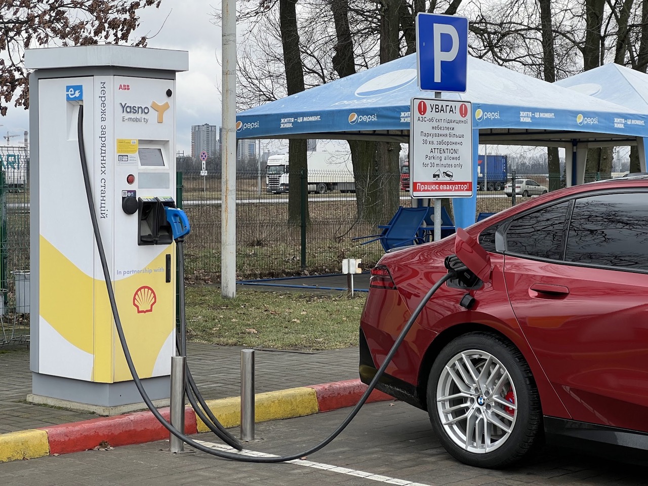 Ви зараз переглядаєте Мережа YASNO E-Mobility запровадила нову функцію для автоматичного заряджання електромобілів: як вона працює