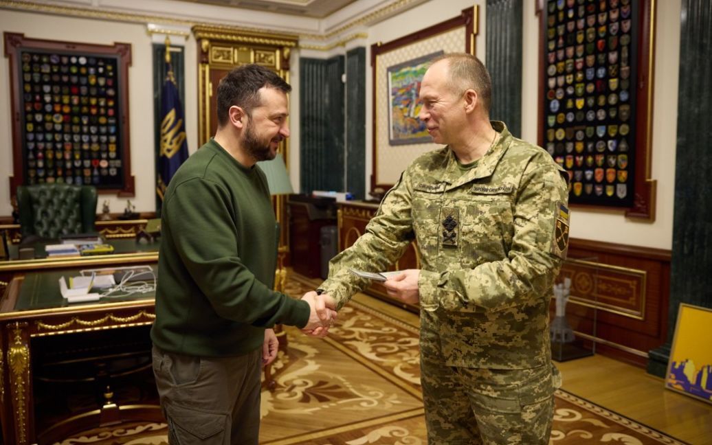 Ви зараз переглядаєте Скільки українців довіряють Сирському, а скільки – Зеленському: результати