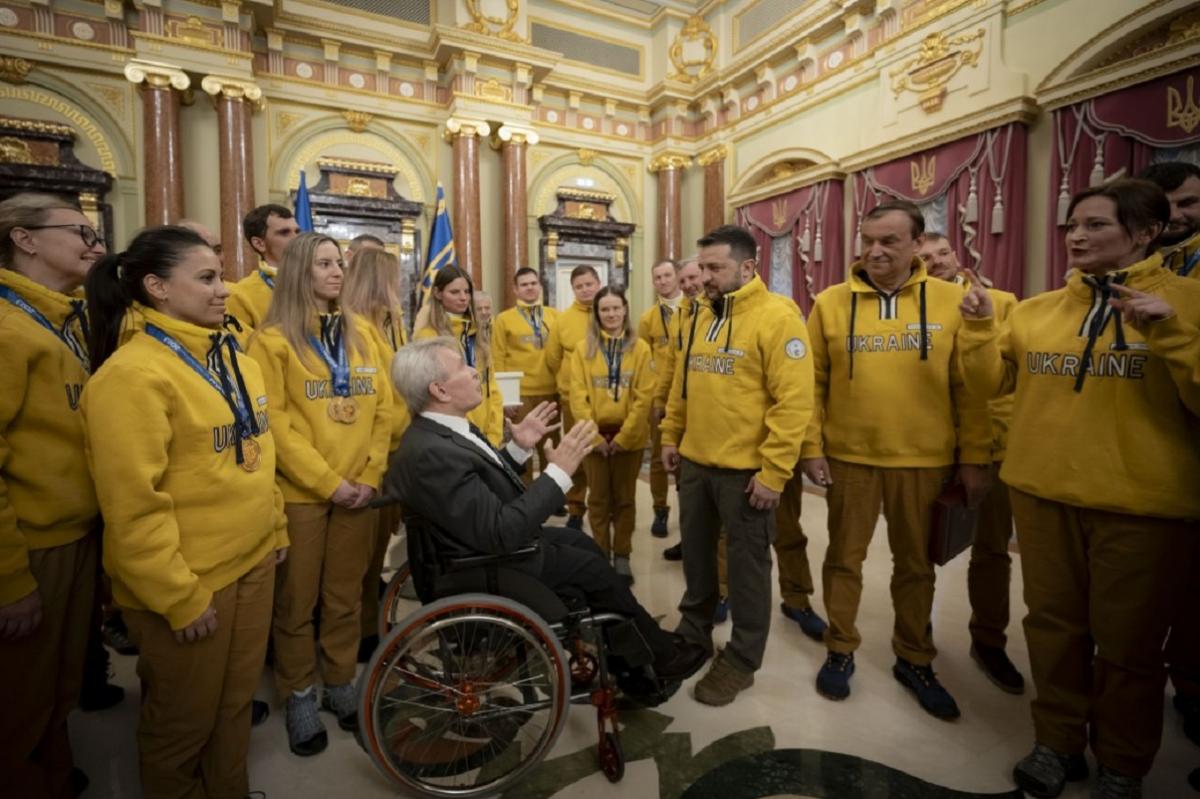 Ви зараз переглядаєте Зеленський нагородив українських дефлімпійців-рекордсменів
