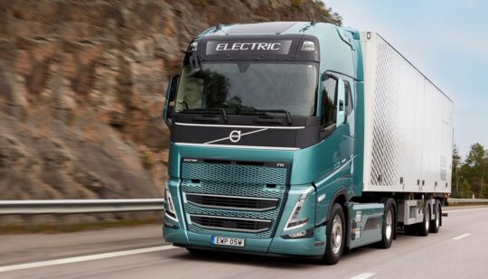 Возитимуть запчастини на автозаводи: електричні вантажівки Volvo завойовують Європу