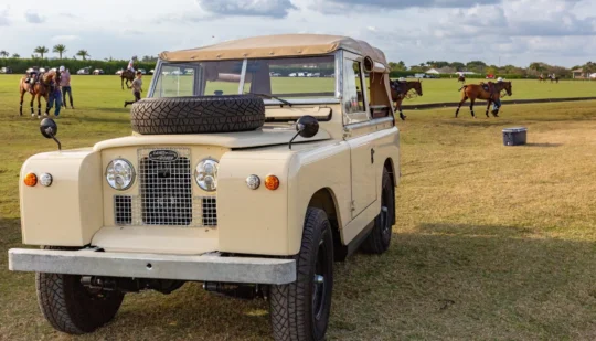 З запасом ходу у 240 км: класичний Land Rover перетворили на електромобіль