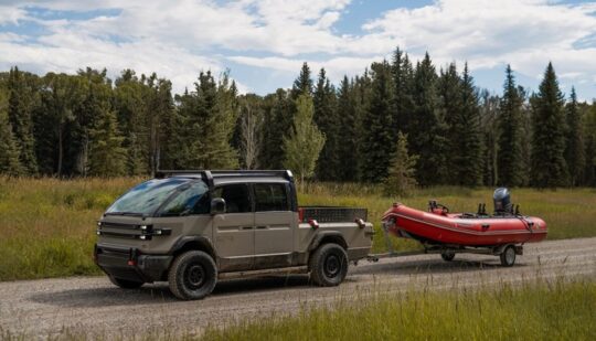 На великих колесах: електричний пікап Canoo American Bulldog помітили під час тестування