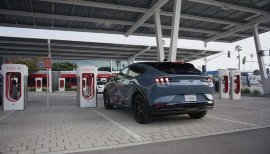 У комплекті безкоштовний адаптер: електромобілі Ford отримали підтримку Tesla Supercharger