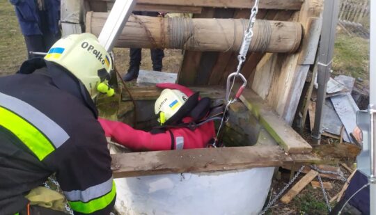 На Рівненщині рятувальники витягли тіло чоловіка з колодязя