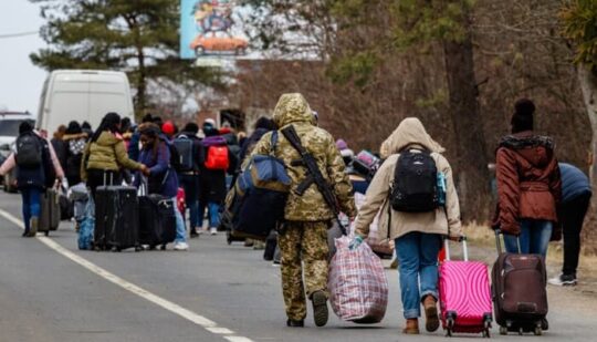 Кількість українських біженців, які планують повернутися додому, зменшилась вдвічі – опитування