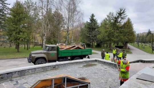 У Рівному на Лебединці прибрали лави для сидіння