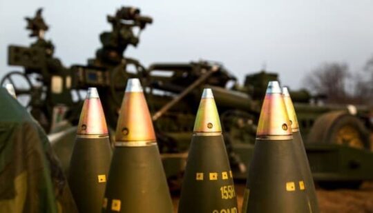 Росія виробляє втричі більше снарядів, ніж США і Європа для України