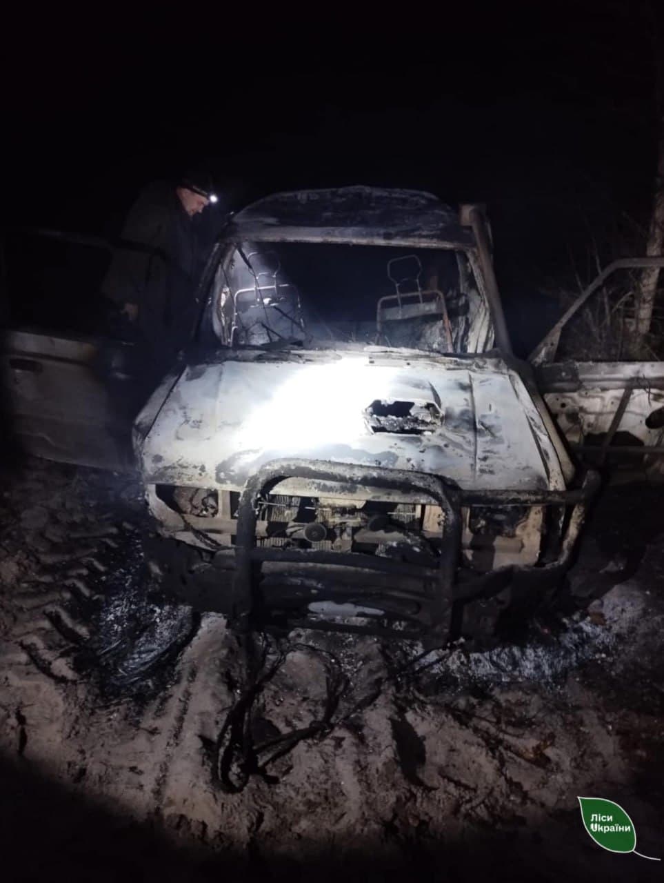 Ви зараз переглядаєте На Рівненщині лісопорушники втекли від поліції, але потім спалили свою машину