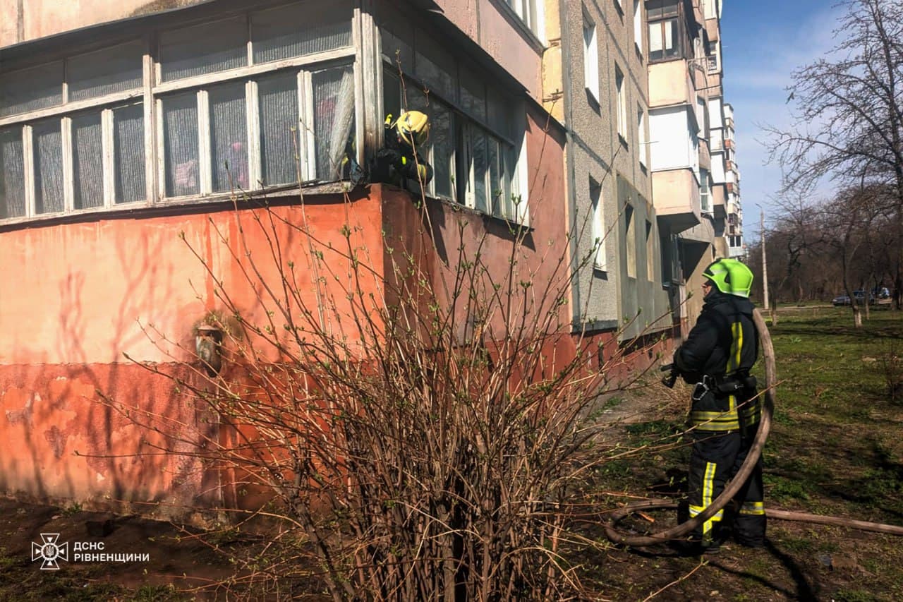 Ви зараз переглядаєте У Рівному загорівся багатоквартирний будинок