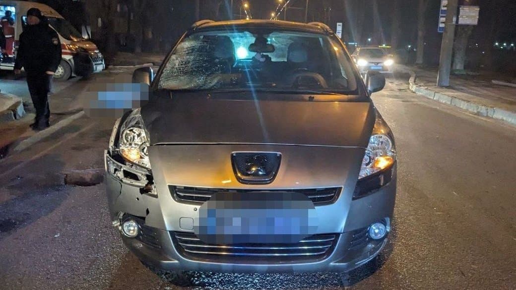 Ви зараз переглядаєте У Рівному жінка на смерть збила пішохода: поліцейські шукають родичів загиблого