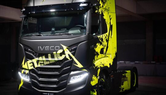 Електрична вантажівка Iveco стане фірмовим транспортом музикантів Metallica у їх новому міжнародному турі