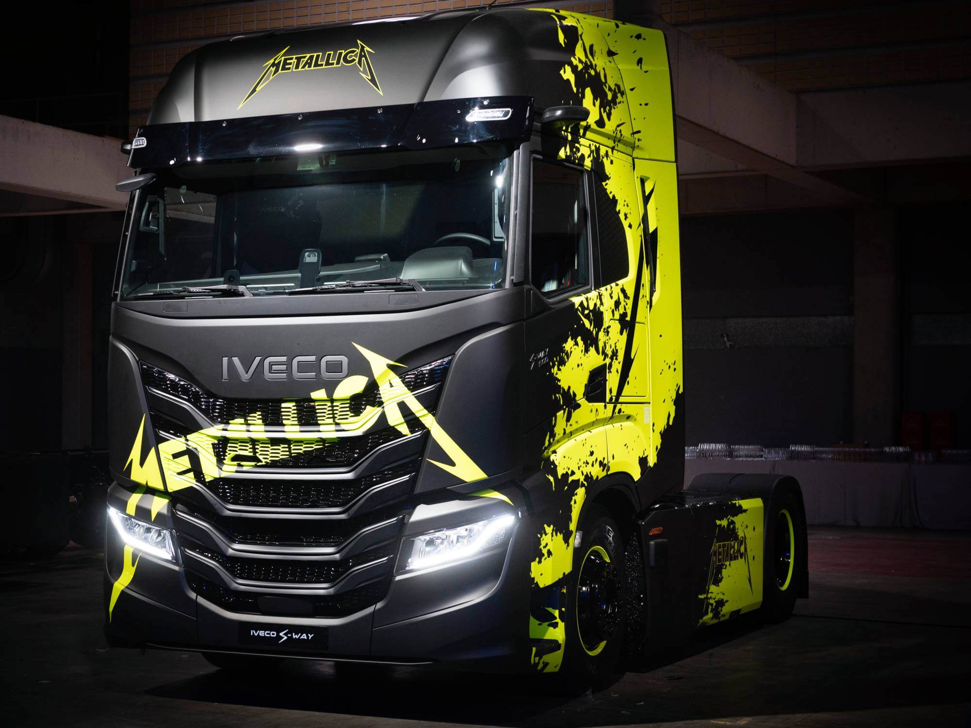 Ви зараз переглядаєте Електрична вантажівка Iveco стане фірмовим транспортом музикантів Metallica у їх новому міжнародному турі