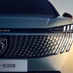 Сім місць і до 660 км на одному заряді: Peugeot показали новий електричний кросовер Peugeot e-5008