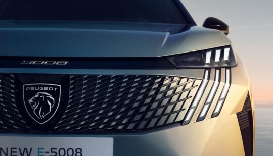 Сім місць і до 660 км на одному заряді: Peugeot показали новий електричний кросовер Peugeot e-5008