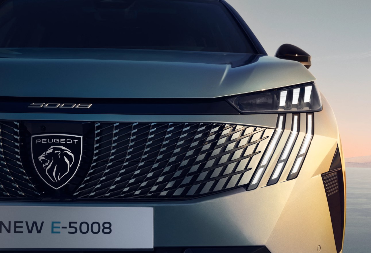 Ви зараз переглядаєте Сім місць і до 660 км на одному заряді: Peugeot показали новий електричний кросовер Peugeot e-5008