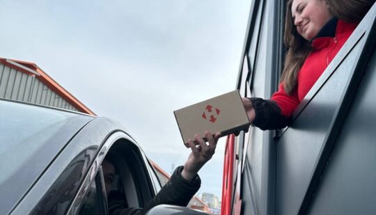 Як отримати посилку, не виходячи з авто: “Нова пошта” тестує нові зручні відділення