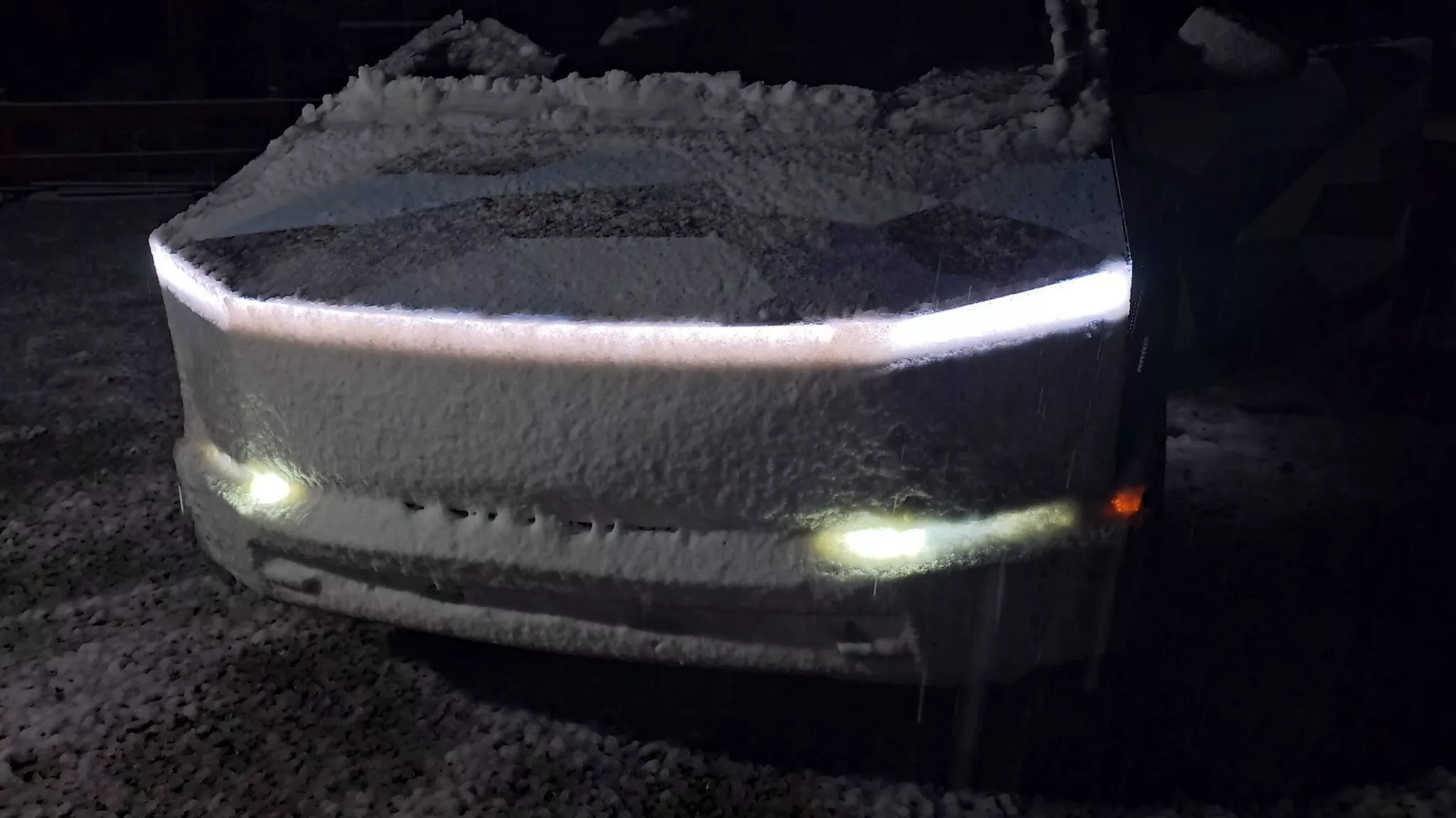 Ви зараз переглядаєте Власники Tesla Cybertruck виявили нову критичну проблему в електромобілі: що на цей раз
