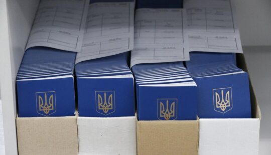 Військовозобов’язані чоловіки зможуть отримати паспорти лише в Україні