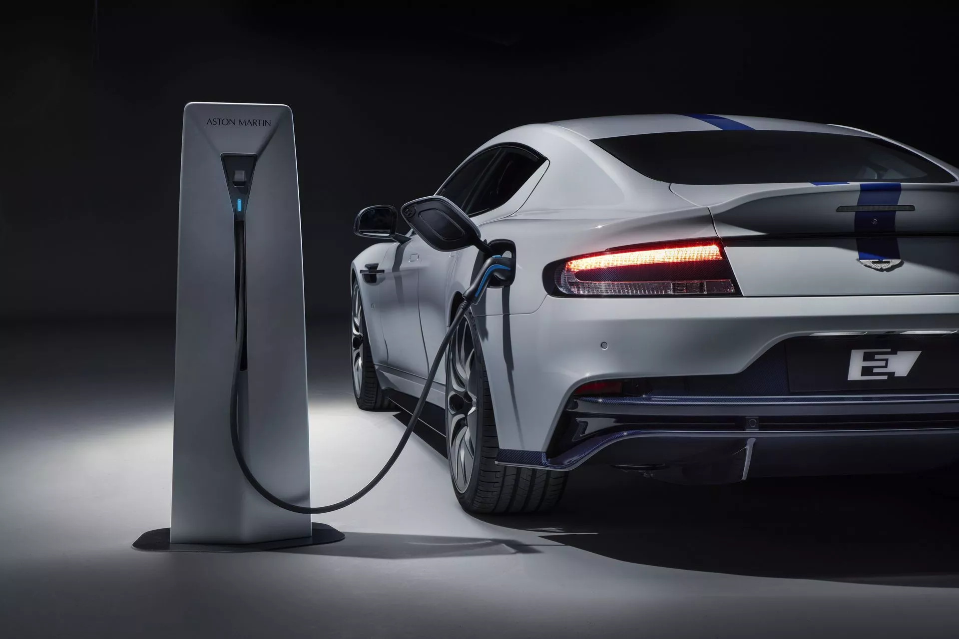 Ви зараз переглядаєте Зосередиться на гібридах: Aston Martin відкладає випуск своїх серійних електромобілів