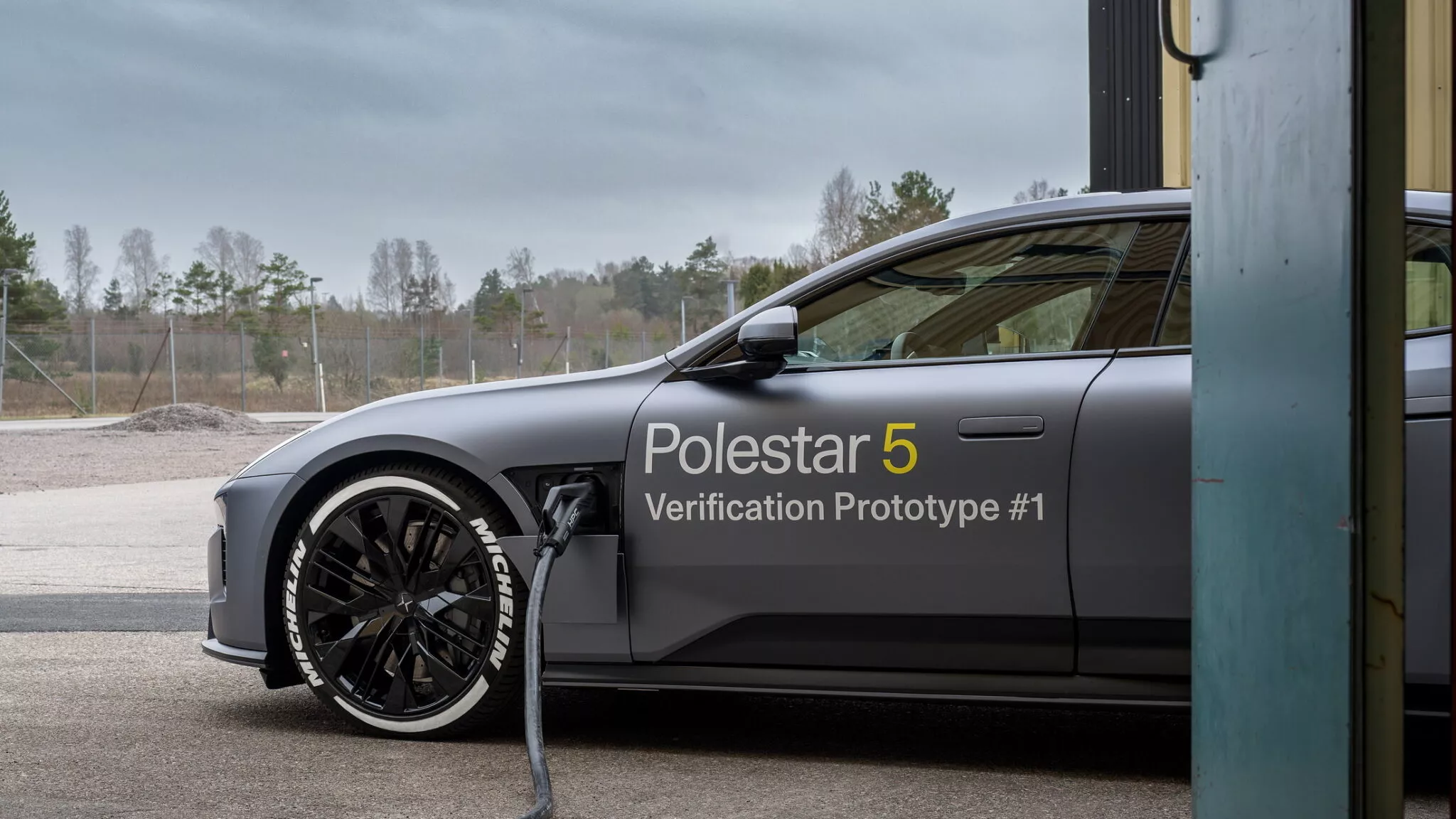 Ви зараз переглядаєте До 80% ємності за 10 хвилин: Polestar тестує надшвидку зарядку для електромобілів