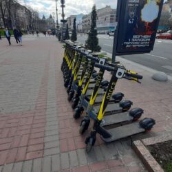У Києві запрацювала нова мережа прокату електросамокатів Fly Go: ціни та інші подробиці