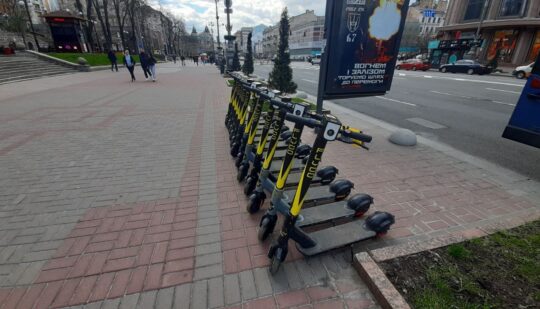 У Києві запрацювала нова мережа прокату електросамокатів Fly Go: ціни та інші подробиці
