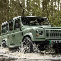 З інноваційними електромоторами у колесах: позашляховик Land Rover Defender перетворили на електромобіль