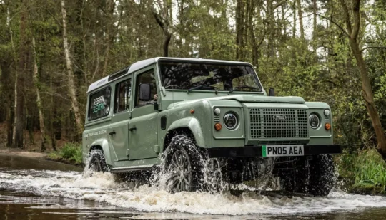 З інноваційними електромоторами у колесах: позашляховик Land Rover Defender перетворили на електромобіль