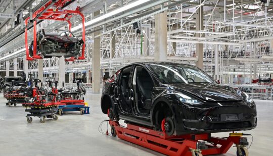 Замість конвеєра: Tesla кардинально змінює схему виробництва електромобілів