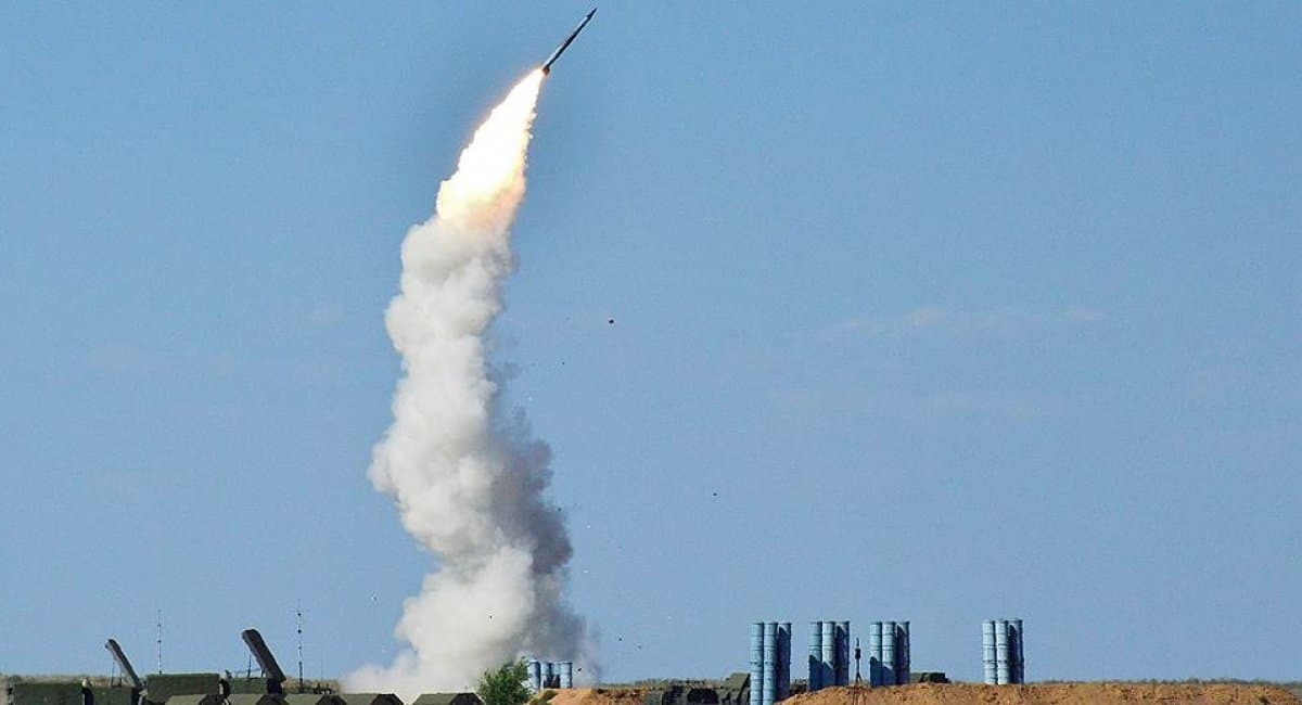 Ви зараз переглядаєте Вночі сили ППО знищили 15 ракет, 14 БпЛА та один бомбардувальник