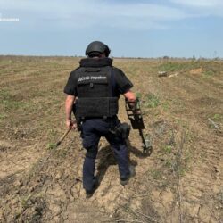 Піротехніки ДСНС Рівненщини продовжують розміновувати Херсонщину