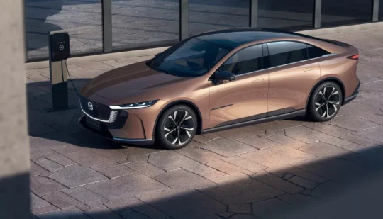 Нова Mazda 6 вперше стала електромобілем: отримала задній привід та нову назву
