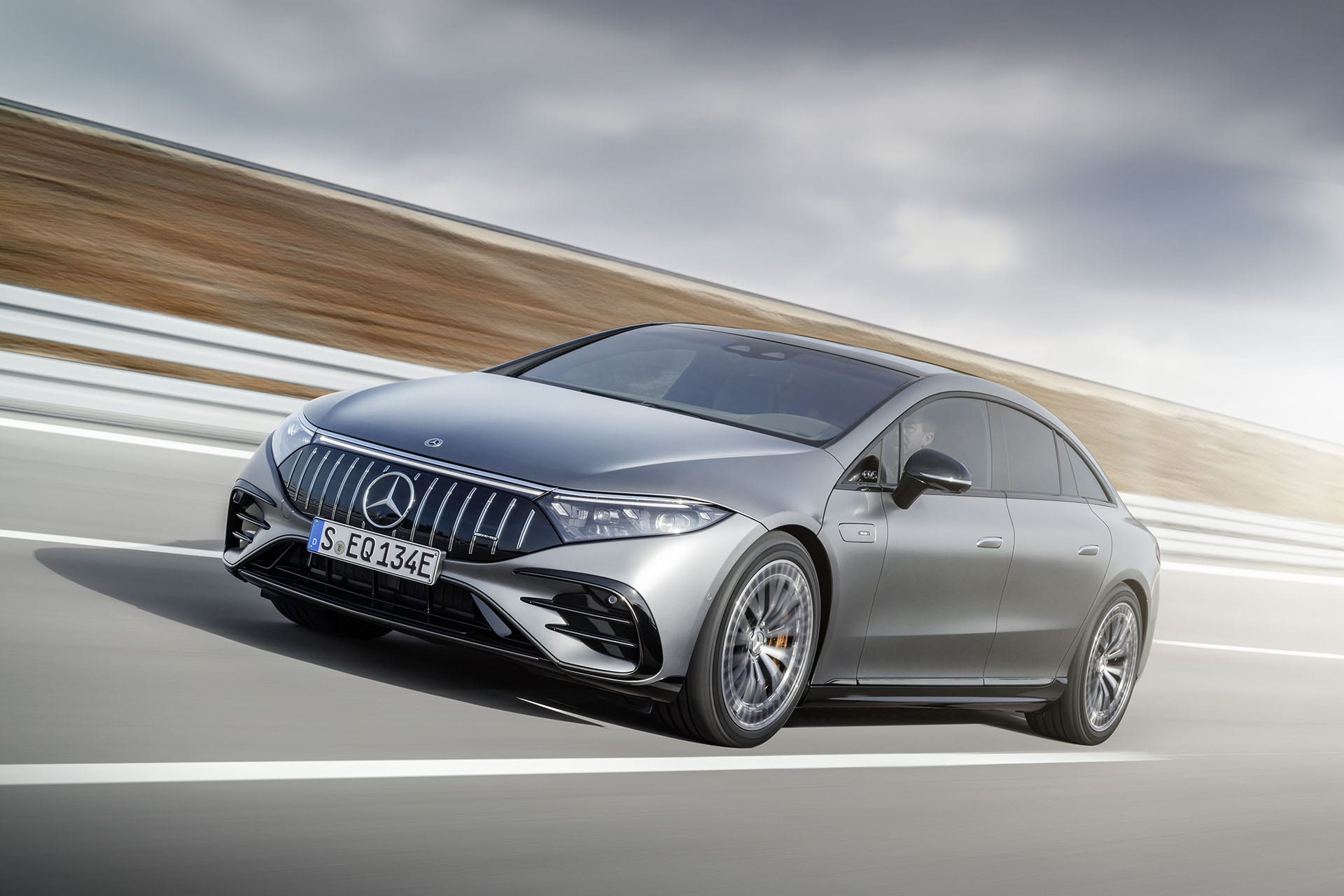 Ви зараз переглядаєте До $20 000: Mercedes-Benz оголосив про рекордні знижки на власні електромобілі