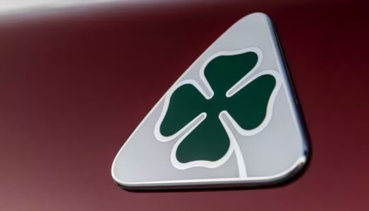 Потужністю майже 1000 сил: Alfa Romeo готує електричний кросовер Stelvio Quadrifoglio