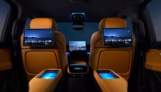 Новий електричний мінівен від Geely показали на нових фото