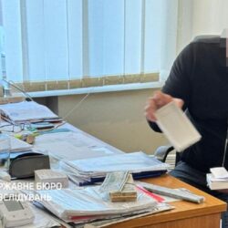 Зрадники України – накрили чиновника, який дав окупантам 12 мільйонів гривень на відбудову Маріуполя