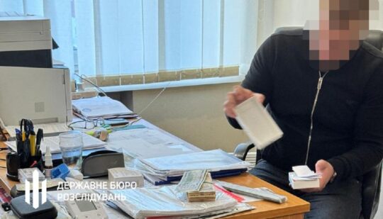 Зрадники України – накрили чиновника, який дав окупантам 12 мільйонів гривень на відбудову Маріуполя