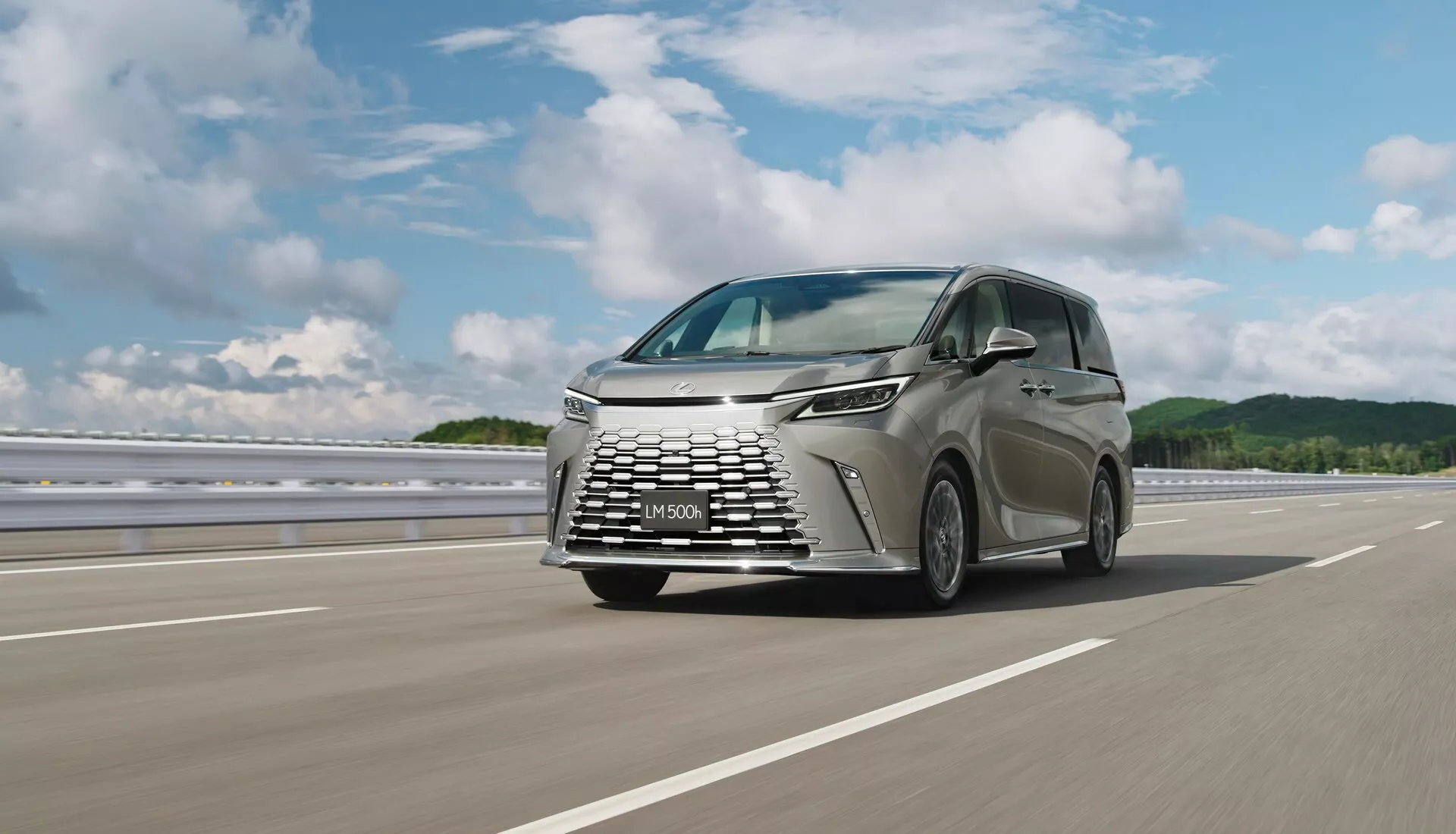 Ви зараз переглядаєте Розкішний гібридний мінівен Lexus отримав “бюджетну” версію: названо ціни та мотори