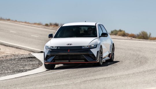 Відео дня: пара заряджених Hyundai Ioniq 5 N “втерли носа” бензиновим суперкарам на Нюрбургрингу