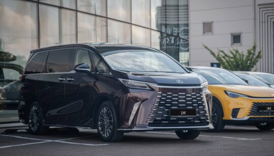 В Україну прибув гібридний мінівен Lexus LM: опубліковані перші фото