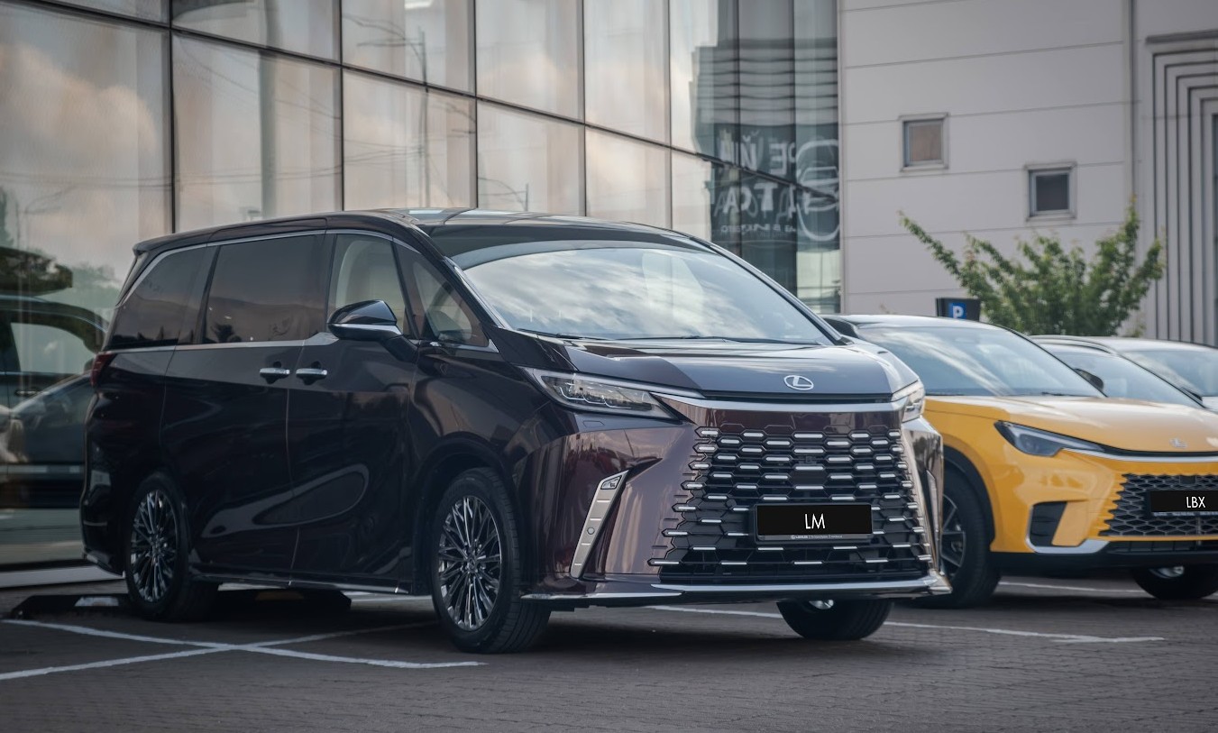 Ви зараз переглядаєте В Україну прибув гібридний мінівен Lexus LM: опубліковані перші фото