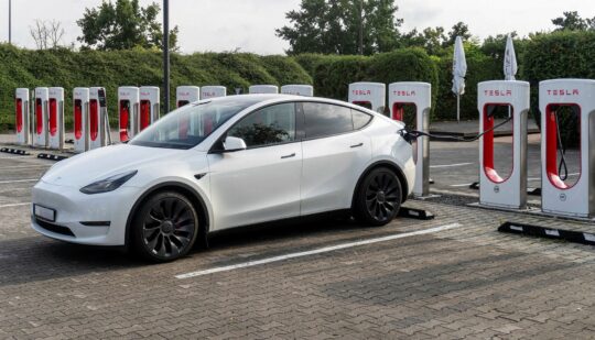 Власники Tesla не бажають платити: лише 2% користувачів пробної версії автопілоту платять за сервіс