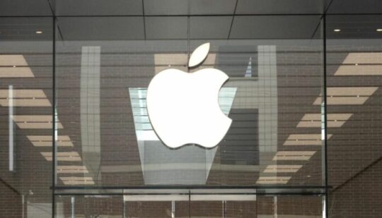 Apple показала, як тестує iPhone на водонепроникність