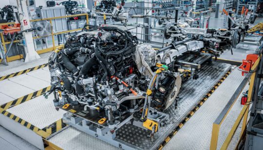 Потужністю понад 700 сил: новий плагін-гібрид Bentley замінить легендарний двигун W12