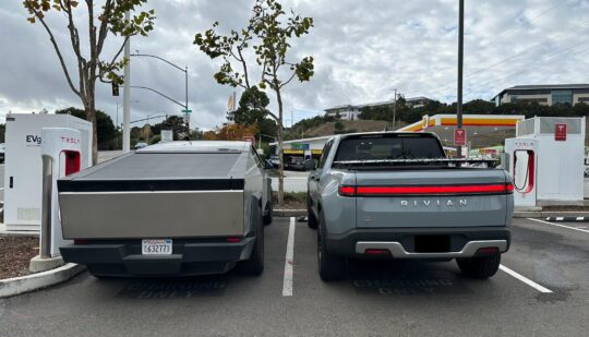 Гонки на бездоріжжі: електричні пікапи Tesla Cybertruck та Rivian R1T визначили найшвидшого у пустелі