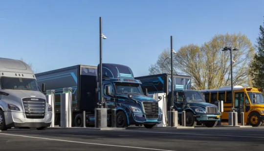 Інвестує $40 мільйонів: Daimler Trucks збільшить виробництво електричних та водневих вантажівок