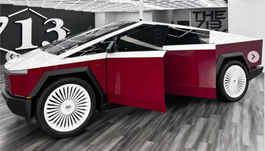 З величезними дисками та дивним тюнінгом: американський репер створив Tesla Cybertruck у стилі Maybach