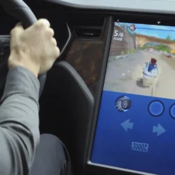 Tesla розробляє власний автомобільний голосовий асистент